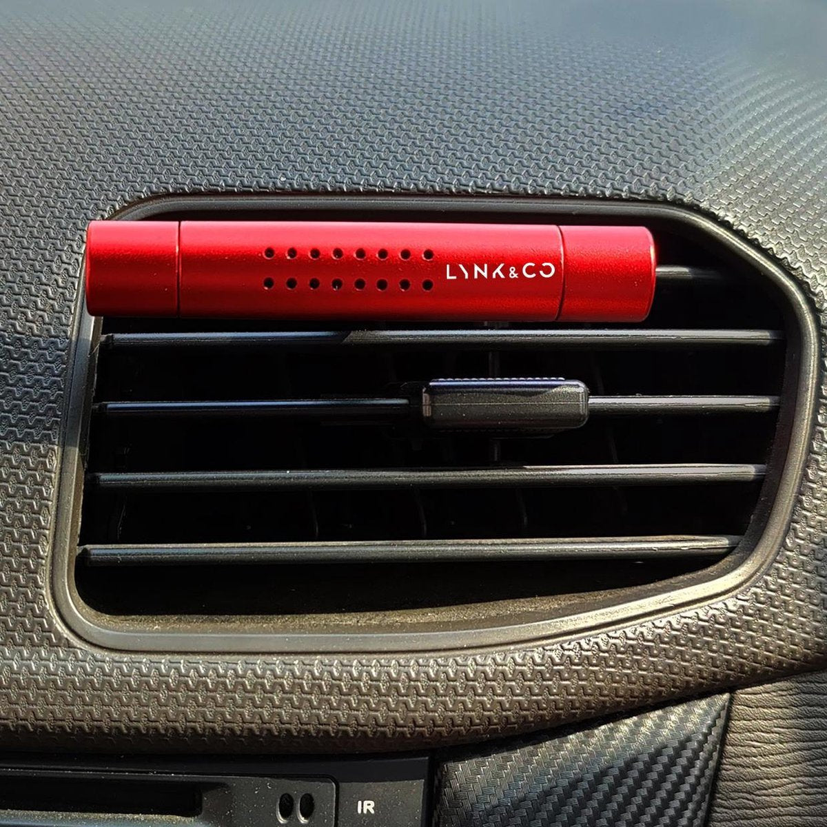 Ariko Auto Lufterfrischer Rot | Sorgt für einen frischen Duft in Ihrem Lynk  & Co | Autoerfrischer | Trendiges Design | Lüftungsgitter montierbar 